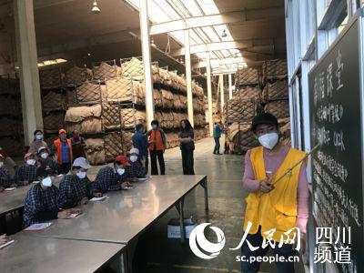 四川德昌 幸福課堂 進(jìn)工廠 村民掙了錢(qián)又養(yǎng)成了好習(xí)慣